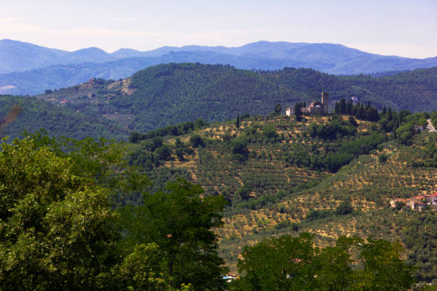 Borgo in collina tra le colline toscane