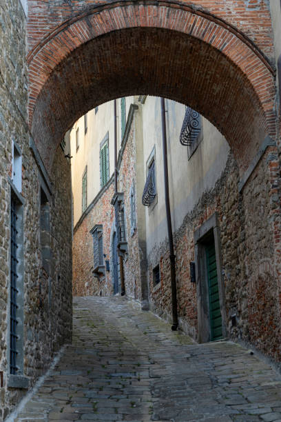 Vicolo con arco in un borgo storico della Valdinievole