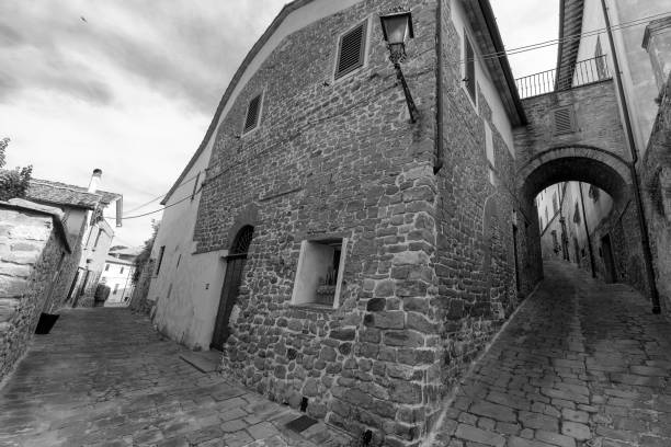 Vicolo con lampione a Montevettolini